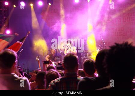 Zanzibar, Tanzanie. Feb 8, 2018. Artiste musical kényen Maia Von Lekow fonctionne à un concert au cours du 2018 Sauti za Busara music festival à Stone Town, Zanzibar, Tanzanie, le 8 février 2018. Crédit : Li Sibo/Xinhua/Alamy Live News Banque D'Images