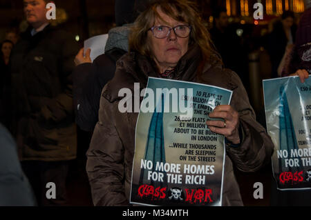 Le 8 février, 2018 - Londres, Royaume-Uni. 8e février 2018. Guerre de classe manifestation devant le tesson ce soir après avoir repoussé la tentative par les avocats qui représentent la famille royale du Qatar qui est propriétaire du bâtiment de prendre une injonction afin d'empêcher leur manifestation. La réserve était à l'écharde qu'il y a dit-on, dix Â£50 millions de livres qui sont restés y appartements vides car le bâtiment a été terminé à l'heure où Londres a une énorme crise du logement avec tant de sans-abri et dormir dans la rue. Guerre de classe visent à mettre en évidence le grand nombre de bâtiments vides à Londres où il y a tant de grandes Banque D'Images