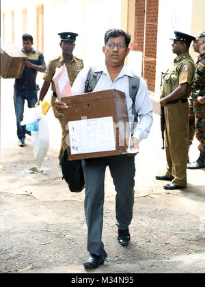 Colombo, Sri Lanka. 9e février 2018. Les travailleurs d'élection du Sri Lanka et d'agents de police transporter les urnes avant de monter à bord des autobus qui se préparent à aller à leurs bureaux à Colombo le 9 février 2018 : Crédit Lahiru Harshana/Alamy Live News Banque D'Images