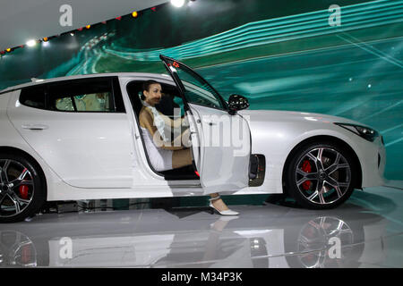 India Expo Mart, Noida, Utter Pradesh, Inde. Le 08 février, 2018. Un beau modèle féminin avec 2018 Kia GT Stinger, une berline spotrs, Kia Motor Corporation Corée du Sud de la deuxième plus grand fabricant automobile Kia Motors a présenté sa gamme complète à un affichage massif de prouesses techniques et d'ingénierie à l'Indien 2018 Auto Expo Le salon de l'automobile, le 9 févr. 2018 - 14 févr. 2018 dans India Expo Mart, Greater Noida, Inde. L'Inde le 8 février, 2018. Banque D'Images