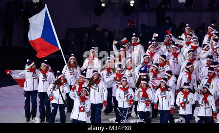 Pyeongchang, Corée du Sud. Feb 9, 2018. Le surfeur tchèque Eva Samkova porte le drapeau de la République tchèque lors de la cérémonie d'ouverture des Jeux Olympiques d'hiver de 2018 à Pyeongchang, Corée du Sud, le vendredi 9 février 2018. Credit : Michal Kamaryt/CTK Photo/Alamy Live News Banque D'Images