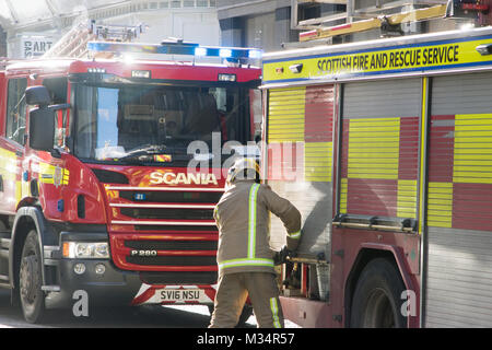 Glasgow, Ecosse, Royaume-Uni. 9 Février, 2018. Le trafic a été perturbé mal dans le centre-ville de Glasgow, ce midi, comme un grand feu d'ordures a pris le dessus. L'incident a eu lieu dans des locaux sur la rue Queen, où la fumée intense a été vu s'échapper à la rue. Le Service d'incendie et de sauvetage écossais a confirmé que trois camions de pompiers ont été dépêchés sur les lieux peu avant 11:30. Ils disent qu'aucune blessure n'a été signalé, toutefois, ses équipages rester sur les lieux. Credit : Iain McGuinness/Alamy Live News Banque D'Images