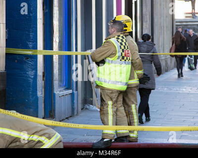 Glasgow, Ecosse, Royaume-Uni. 9 Février, 2018. Le trafic a été perturbé mal dans le centre-ville de Glasgow, ce midi, comme un grand feu d'ordures a pris le dessus. L'incident a eu lieu dans des locaux sur la rue Queen, où la fumée intense a été vu s'échapper à la rue. Le Service d'incendie et de sauvetage écossais a confirmé que trois camions de pompiers ont été dépêchés sur les lieux peu avant 11:30. Ils disent qu'aucune blessure n'a été signalé, toutefois, ses équipages rester sur les lieux. Credit : Iain McGuinness/Alamy Live News Banque D'Images