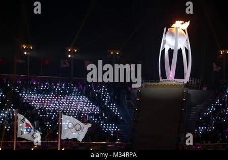 Pyeongchang, Corée du Sud. Feb 9, 2018. La principale est la flamme allumée lors de la cérémonie d'ouverture des Jeux Olympiques d'hiver de PyeongChang 2018 tenue au Stade olympique de PyeongChang, Corée du Sud, le 9 février 2018. Credit : Fei Maohua/Xinhua/Alamy Live News Banque D'Images