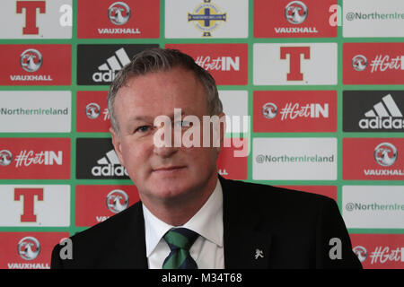 Belfast, Royaume-Uni. Feb 9, 2018. Stade national de football à Windsor Park, Belfast, Irlande du Nord. 09 février 2018. L'Association de football irlandais a annoncé officiellement aujourd'hui que l'Irlande du manager Michael O'Neill avait signé une prolongation de contrat de quatre ans. O'Neill avait été engagée pour 2020 mais le nouveau contrat, le plus long et le plus lucratif contrat dans l'association, l'histoire tourne à 2024. Michael O'Neill en grande forme lors de l'annonce d'aujourd'hui. Crédit : David Hunter/Alamy Live News. Banque D'Images