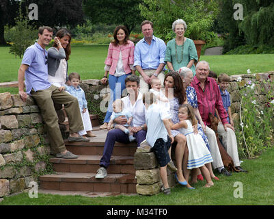 Grasten, Danemark. 1er août 2011. La famille royale danoise, le Prince Joachim (L-R), la Princesse Marie avec le Prince Henrik, (à l'arrière, L-R) Carina Axelsson et partenaire prince Gustav, avec la Princesse Benedikte et (avant, L-R) Prince Frederik avec fils Prince Vincent (L) et Prince Christian, la princesse Mary avec sa fille Joséphine et Princesse Isabella (5e R), la Reine Margrethe (4R), Prince consort Henrik (3e R) et le Prince Nicolas et le Prince Félix posent au cours de la session annuelle de photographie à Graasten Palace à Grasten, Danemark, 1 août 2011. Credit : Albert Nieboer | utilisée dans le monde entier/dpa/Alamy Live News Banque D'Images