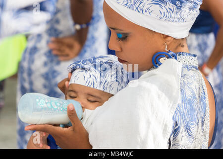 Recife, Brésil - Février 8th, 2018 : une danseuse est de donner le biberon à son bébé. Le début de la célébration du carnaval de Recife juste un jour avant la journée officielle le vendredi 9 mai. Les comparsas et danseurs parades d'Av Rio Branco à la scène au bord de l'eau. Credit : Ruben Ramos/Alamy Live News. Banque D'Images