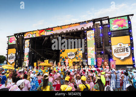 Recife, Brésil - Février 8th, 2018 : Main Stage au bord de Recife et Av Rio Branco. Le début de la célébration du carnaval de Recife juste un jour avant la journée officielle le vendredi 9 mai. Les comparsas et danseurs parades d'Av Rio Branco à la scène au bord de l'eau. Credit : Ruben Ramos/Alamy Live News. Banque D'Images