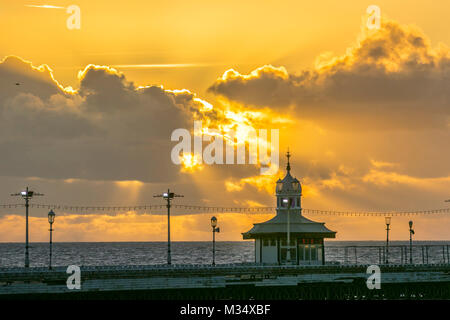 Blackpool, Lancashire. Météo britannique. 9 Février, 2018. Glorious coucher de soleil sur la jetée nord/AlamyLiveNews MediaWorldImages : Crédit. Banque D'Images