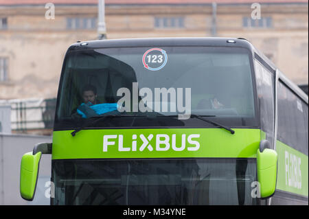 Prague, République tchèque. Feb 9, 2018. Un homme attend à l'intérieur d'un Flixbus à Prague.Prague est la capitale de la République tchèque. Il a une population de plus de 1,3 millions de dollars en 2017. Credit : Omar Marques/SOPA/ZUMA/Alamy Fil Live News Banque D'Images