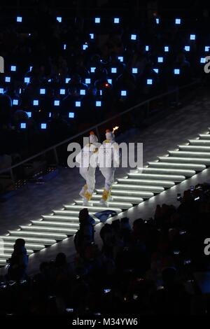 9 février 2018 - PyeongChang, Corée du Sud - Deux athlètes de la Corée unifiée des femmes hockey équipe, joueur sud-coréen PARK JONG-AH et joueur nord-coréen Chung SU-HYON, porter le flambeau de l'escalier gigantesque au cours de la cérémonie d'ouverture des Jeux Olympiques d'hiver de Pyeongchang 2018, tenue au Stade olympique de PyeongChang. (Crédit Image : © Scott Mc Kiernan via Zuma sur le fil) Banque D'Images