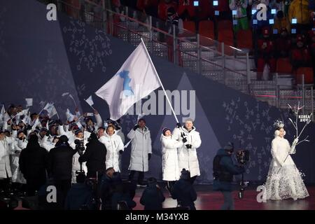 9 février 2018 - PyeongChang, Corée du Sud , - les athlètes de la Corée du Nord et du Sud en mars sous la bannière d'une Corée réunifiée lors de la cérémonie d'ouverture pour le Jeux Olympiques d'hiver de Pyeongchang 2018, tenue au Stade olympique de PyeongChang. (Crédit Image : © Scott Mc Kiernan via Zuma sur le fil) Banque D'Images
