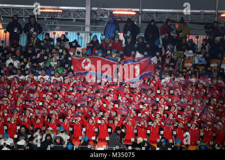 PyeongChang, Corée du Sud. Feb 9, 2018. Les artistes interprètes ou exécutants de la Corée du Nord de joie et agitent des drapeaux lors de la cérémonie d'ouverture pour le Jeux Olympiques d'hiver de Pyeongchang 2018, tenue au Stade olympique de PyeongChang. Crédit : Scott Mc Kiernan/ZUMA/Alamy Fil Live News Banque D'Images