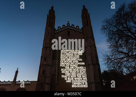 Cambridge, UK. Feb 9, 2018. King's College Chapel, une partie de l'Université de Cambridge Sénat chambre est illuminée par une installation lumineuse dans le cadre de l'e-Festival 2018 Cambridge Luminate. e-Cambridge Luminate est un festival d'art contemporain pour une ville à la pointe de la recherche scientifique et technologique. L'événement montre la diversité des bâtiments emblématiques de Cambridge et de l'espace public dans une nouvelle lumière. La lumière traverse l'art et la science, et le Festival est une célébration de l'infinité de possibilités offertes par cette intersection. Credit : Julian Eales/Alamy Live News Banque D'Images