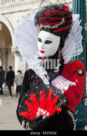 Venise, Vénétie, Italie, 9 février 2018. Costumes colorés et des masques lors des fêtes d'aujourd'hui malgré les mauvaises conditions météorologiques. Banque D'Images