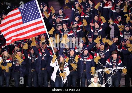 , PyeongChang, Corée du Sud. Feb 9, 2018. L'équipe américaine, dirigée par des marches en porte-drapeau de l'ERIN Hamlin au cours de la cérémonie d'ouverture des Jeux Olympiques d'hiver de Pyeongchang 2018, tenue au Stade olympique de PyeongChang. Crédit : Scott Mc Kiernan/ZUMA/Alamy Fil Live News Banque D'Images