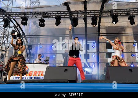 La Petite Sirène, Diba Hakimi, Silva Gonzales und Gabriela Gottschalk (v.l.n.r.), (Latino-Pop) an der Fanmeile auf der Hauptbühne zur Europameisterschaft 2012 am Brandenburger Tor à Berlin.