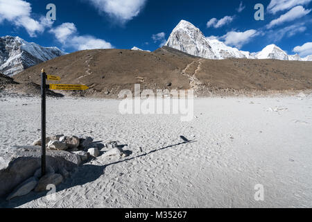 Le Kala Patthar et Pumori vu de Gorak Shep, Népal Banque D'Images