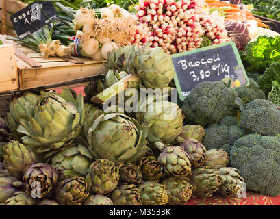 Un stand de légumes à Aix en Provence France vendre le brocoli, l'artichaut, radis, carottes, oignons verts et le chou. Banque D'Images