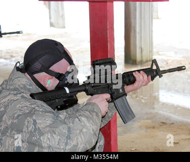 Airman Senior Scott Lange une carabine M-4 au cours de la formation au tir, tout en portant un masque à gaz, à Selfridge Air National Guard Base, Michigan, le 4 février 2018. Le Citizen-Airmen de la 127e Escadre a passé l'exercice régulier février l'accent sur la formation professionnelle. expéditionnaire Banque D'Images