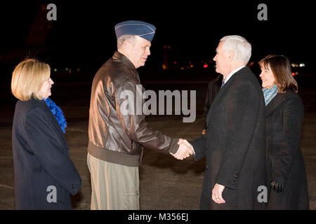 Le lieutenant-général Jerry P. Martinez, commandant des forces des États-Unis Japon accueille le Vice-président des États-Unis Michael R. Pence lors de son arrivée à Yokota Air Base, Japon, le 6 février 2018. Alors qu'au Japon, Pence est prévu de visiter des représentants japonais dont le Premier ministre Shinzo Abe, rencontrez avec des troupes, et l'adresse Yokota Air Base militaires avant de partir pour la Corée du Sud pour l'hiver 2018 de Pyeongchang Jeux Olympiques. (U.S. Air Force Banque D'Images