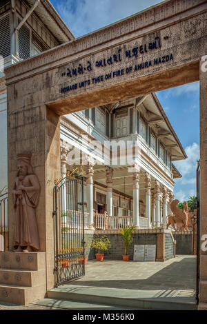 Atash Behram ou Iran Shah Parsee feu temple de religion zoroastrienne, Udvada, Pardi taluka, district de Valsad, Gujarat,Inde, Asie, Asie, Indien Banque D'Images