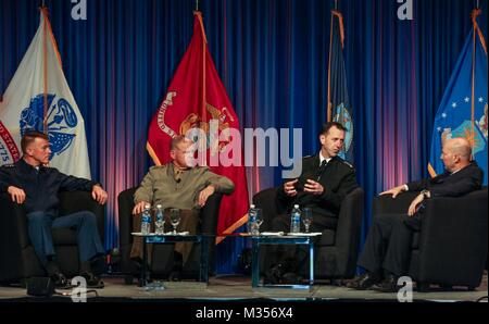 De gauche, Commandant de la Garde côtière Adm. Paul F. Zukunft, Commandant de la Marine Corps le général Robert B. Neller, chef des opérations navales Adm. M. John Richardson, a pris sa retraite et le SMA de la Marine. James Stavridis parler pour servir ses membres et participants à la mer les chefs de service de ville Dîner au Centre de Congrès de San Diego, San Diego, Californie, le 8 février 2018. Ils ont parlé de leurs services respectifs et répondu aux questions du public. (U.S. Marine Corps photo par le Sgt. Olivia G. Ortiz) Banque D'Images