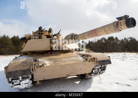 Marines avec la société F, 4e Bataillon, 4e Division de marines, pause pour vérifier le système de manœuvre avant la formation d'un peloton lors de l'exercice de répétition pause d'hiver 2018 de l'ombre près du camp, au Michigan, le 8 février 2018. Congé d'hiver 18 défis Marines de Fox Co., 4e Tank Bn. faire face à des problèmes d'emploi causée par temps très froid et la neige et de s'adapter aux défis opérationnels d'un climat rigoureux. Banque D'Images