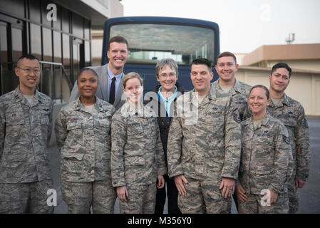 Secrétaire de l'Armée de l'air est Heather Wilson avec les membres de la 18e Escadre Bureau du protocole à la fin de sa visite le 2 février 2018, à Kadena Air Base, au Japon. Les membres de l'équipe et a mis l'avion Kadena ont présenté leurs missions et leurs idées au cours de la visite de l'installation. (U.S. Photo de l'Armée de l'air par la Haute Airman Quay Drawdy) Banque D'Images