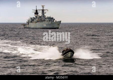 Mer noire (7 février 2018) un petit bateau un équipe d'Arraisonnement du Comité permanent OTAN (SNMG2) navire ROS Regele Ferdinand au SNMG2 navire amiral HMS Duncan. L'équipe roumaine travaille de concert avec une équipe d'arraisonnement des Royal Marines du HMS Duncan pour mener l'exercice d'embarquement à bord du HMS Duncan. GBRN LPhot l'OTAN photo par Paul Hall. Banque D'Images