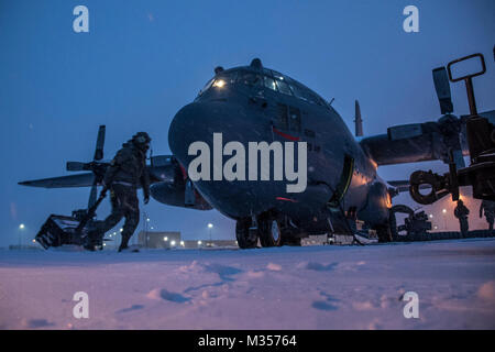 Travail sur le frein aviateurs systèmes d'un C-130H Hercules lors d'une tempête de neige, Février 07, 2018, à la 179e Airlift Wing, Mansfield, Ohio. La 179e Airlift Wing groupe maintenance inspecte régulièrement tous les aspects de leur avion pour maintenir l'état de préparation de la mission avec prêt d'aviateurs et de prêt des avions. (U.S. Air National Guard Banque D'Images