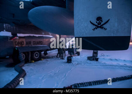 Travail sur le frein aviateurs systèmes d'un C-130H Hercules lors d'une tempête de neige, Février 07, 2018, à la 179e Airlift Wing, Mansfield, Ohio. La 179e Airlift Wing groupe maintenance inspecte régulièrement tous les aspects de leur avion pour maintenir l'état de préparation de la mission avec prêt d'aviateurs et de prêt des avions. (U.S. Air National Guard Banque D'Images