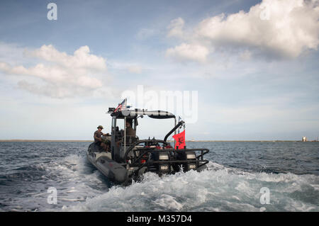 Les marins affectés à l'unité mobile de destruction des engins explosifs (5 EODMU-5) mener la lutte contre les mines sous-marines en formation Apra Harbour, Guam, 7 février 2018. EODMU5 mène des opérations contre les IED, rend les dangers d'un coffre-fort et désarme explosifs sous-marins. EODMU-5 est attribuée à commandant de la Force 75, la task force expéditionnaire principale responsable de la planification et l'exécution des opérations fluviales côtières, des explosifs et munitions, d'ingénierie et de construction, plongée sous-marine et de construction dans la 7e flotte américaine zone d'opérations. (U.S. Photo de la Caméra de combat de la marine en masse Banque D'Images