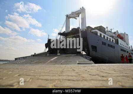 PORT DE JEBEL ALI, Emirats Arabes Unis (janvier 1985). 30, 2018) l'USNS Seay (T-AKR 302) abaisse une rampe en préparation de l'équipement et les engins de chargement pendant l'exercice Furie indigènes 18. L'exercice est conçu pour former des groupe Force-Native air-sol marin Fury Marines et marins de la Marine américaine dans les opérations de la force de prépositionnement maritime et vise à augmenter les niveaux de compétence, d'élargir la coopération, améliorer les capacités maritimes, et à promouvoir la stabilité régionale à long terme et l'interopérabilité entre les Émirats arabes unis et les États-Unis (É.-U. Marine Corps photo par le Sgt. Travis Jordanie/relâché Banque D'Images