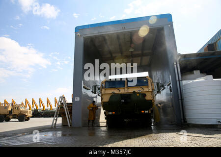 PORT DE JEBEL ALI, Emirats Arabes Unis (janvier 1985). 30, 2018) les entrepreneurs Emirati laver les véhicules militaires américains avant le chargement de l'équipement et le pignon sur l'USNS Seay (T-AKR 302) pendant l'exercice Furie indigènes 18. L'exercice est conçu pour former des groupe Force-Native air-sol marin Fury Marines et marins de la Marine américaine dans les opérations de la force de prépositionnement maritime et vise à augmenter les niveaux de compétence, d'élargir la coopération, améliorer les capacités maritimes, et à promouvoir la stabilité régionale à long terme et l'interopérabilité entre les Émirats arabes unis et les États-Unis (É.-U. Marine Corps photo de S Banque D'Images