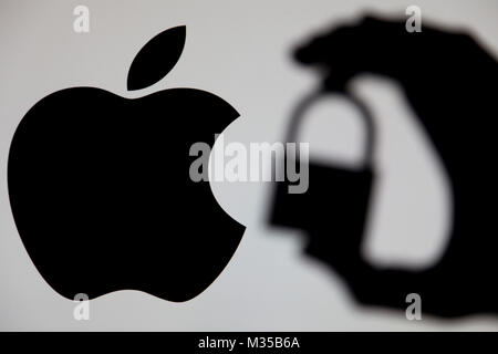 Londres, Royaume-Uni - 15 MAI 2017 Apple : les questions de sécurité. Silhouette d'une main tenant un cadenas devant le logo Apple Banque D'Images