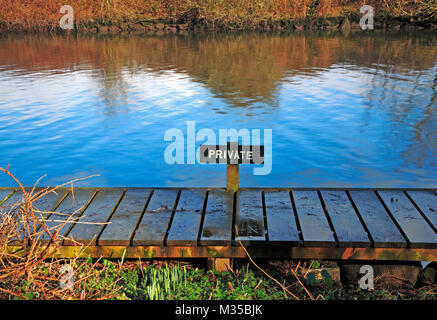 Un panneau privé par un amarrage sur la rivière Yare sur les Norfolk Broads à Bramerton, Norfolk, Angleterre, Royaume-Uni, Europe. Banque D'Images