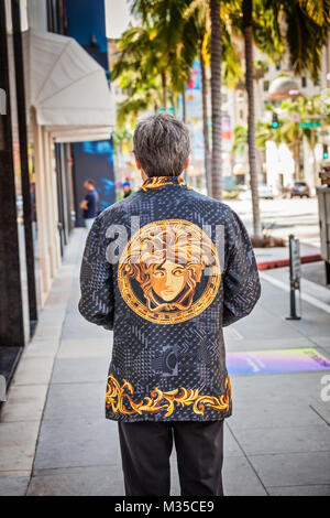 RODEO DRIVE, Los Angeles, CA - 2 août : Rodeo Drive à Beverly Hills, Los Angeles, le 2 août 2017. Homme élégant vêtu de soie Versace shirt avec logo Banque D'Images