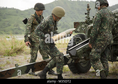 Marine Marine Philippine avec 18e compagnie, bataillon d'artillerie de 105 mm, charge un tour au cours d'un exercice de tir réel avec le M101 105mm Howitzer à Crow Valley, aux Philippines, dans le cadre de l'exercice 2015 débarquement amphibies (PHIBLEX 15), 2 octobre. PHIBLEX 15 est un exercice de formation annuelles bilatérales menées avec les forces armées des Philippines afin de renforcer nos relations de travail et l'interopérabilité à travers un large éventail d'opérations militaires de secours en cas de catastrophe à la complexité des opérations expéditionnaires. (U.S. Marine Corps photo par MCIPAC Le s. de la Caméra de combat. Carl Atherton/libérés) Banque D'Images