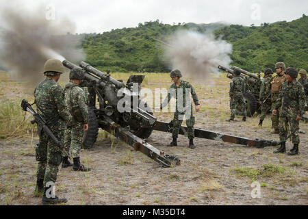 Le sergent-chef de la Marine américaine. Shayne Hebert, un expert en la matière d'artillerie avec 3e Marine Expeditionary Brigade, observe les marines des Philippines avec 18e Marine Company, Bataillon d'artillerie de l'incendie M101 105mm à un exercice de tir réel dans la Vallée-de-Corbeau, aux Philippines, au cours de l'exercice 2015 débarquement amphibies (PHIBLEX 15), 2 octobre. PHIBLEX 15 est un exercice de formation annuelles bilatérales menées avec les forces armées des Philippines afin de renforcer nos relations de travail et l'interopérabilité à travers un large éventail d'opérations militaires de secours en cas de catastrophe à l'expéditionnaire complexes s'élève Banque D'Images