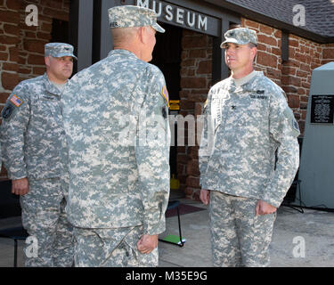 Le Major-général Robbie L. Asher, présente l'Armée Médaille du service méritoire au Colonel Louis Wilham, commandant du commandement des troupes du 90e sortant au cours de la 90e commandement de troupes, Texas Army National Guard, cérémonie de passation de commandement le 18 octobre 2015, à la 45e Division d'infanterie, Musée à Oklahoma City. 90e commandement de troupes 014 Changement de commandement de la Garde nationale par Oklahoma Banque D'Images