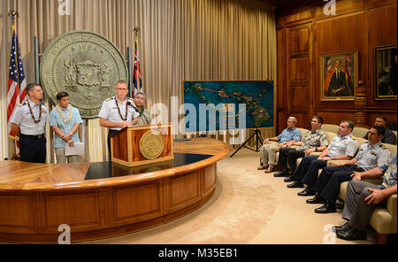 Le Capitaine James Jenkins, la Garde côtière 14ème arrondissement Chef du personnel, fournit des observations après David Ige, gouverneur de l'état de Hawaï, lire une proclamation annonçant l'achèvement de l'Anuenue Interisland réseau à micro-ondes numérique, à l'Illinois State Capitol à Honolulu, le 22 octobre 2015. Anuenue douze sites de "haute" situé au sommet des montagnes dans de nombreux emplacements à distance se connecter avec huit sites situés au niveau de l'état des immeubles et propriétés de la Garde côtière canadienne. (U.S. Photo de la Garde côtière du Maître de 2e classe Tara Molle/libéré) La Garde côtière en 14ème arrondissement annonce l'achèvement de l'Anuenue Interisland D Banque D'Images