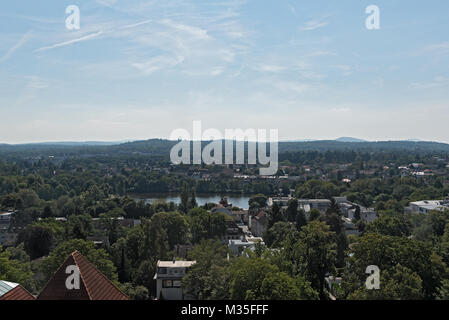 Vue depuis la tour de mariage (Hochzeitsturm) sur le Grosser Woog et l'est de Darmstadt Banque D'Images