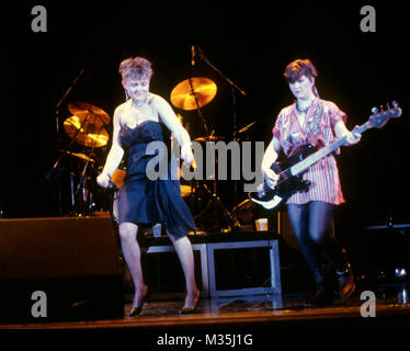 HOLLYWOOD, CA - le 29 août : la chanteuse Belinda Carlisle et Kathy Valentine de la Go-Go effectuant de concert au Hollywood Bowl le 29 août 1982 à Hollywood, Californie. Photo de Barry King/Alamy Stock Photo Banque D'Images