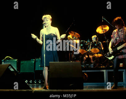 HOLLYWOOD, CA - le 29 août : la chanteuse Belinda Carlisle et Kathy Valentine de la Go-Go effectuant de concert au Hollywood Bowl le 29 août 1982 à Hollywood, Californie. Photo de Barry King/Alamy Stock Photo Banque D'Images