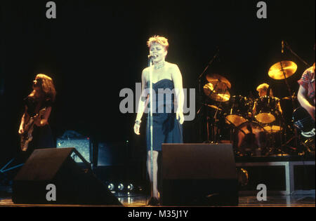 HOLLYWOOD, CA - le 29 août : la chanteuse Belinda Carlisle de la Go-Go effectuant de concert au Hollywood Bowl le 29 août 1982 à Hollywood, Californie. Photo de Barry King/Alamy Stock Photo Banque D'Images