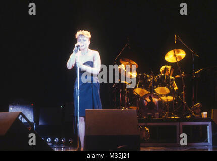 HOLLYWOOD, CA - le 29 août : la chanteuse Belinda Carlisle et le batteur Gina Schock de la Go-Go effectuant de concert au Hollywood Bowl le 29 août 1982 à Hollywood, Californie. Photo de Barry King/Alamy Stock Photo Banque D'Images