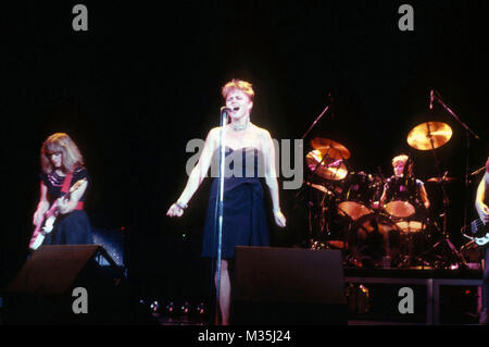 HOLLYWOOD, CA - le 29 août : (L-R) Charlotte Caffey, guitariste chanteur Belinda Carlisle et le batteur Gina Schock de la Go-Go effectuant de concert au Hollywood Bowl le 29 août 1982 à Hollywood, Californie. Photo de Barry King/Alamy Stock Photo Banque D'Images