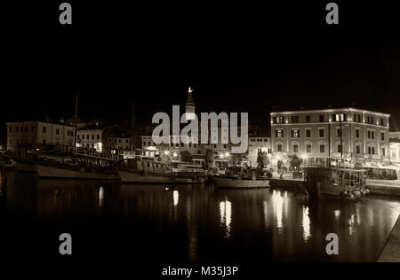 Harbour en hiver nuit à Rovinj, Croatie Banque D'Images