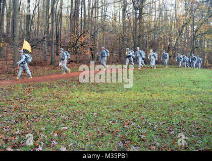 KENNESAW MOUNTAIN NATIONAL BATTLEFIELD PARK, Kennesaw, Ga, le 12 décembre 2015 - La Géorgie l'Army National Guard Officer Candidate School class 55 sur une période de six mile ruck mars à la Kennesaw Mountain National Battlefield Park. En plus des six mile ruck mars, le BSC a reçu une visite du champ de bataille de l'histoire militaire 161e Détachement. La Garde Nationale de Géorgie photo par le capitaine William Carraway / Ruck parution sur Mars par la Garde nationale de Géorgie Kennesaw Banque D'Images